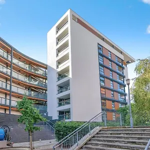 Deluxe Entire With 2x Bedrooms, 2x Bathrooms And A Big Living In The Olympic Park And Westfield At Stratford Aparthotel London